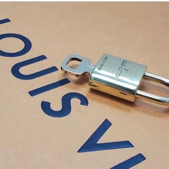 AUTHENTIC Near Mint Louis Vuitton lock and key - Picture 3 of 11